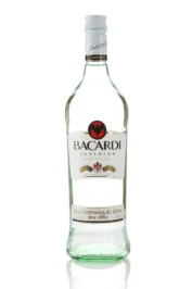 Steklenica belega Bacardi ruma na belem ozadju.