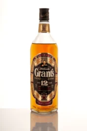 Steklenica whiskeya na beli podlagi.